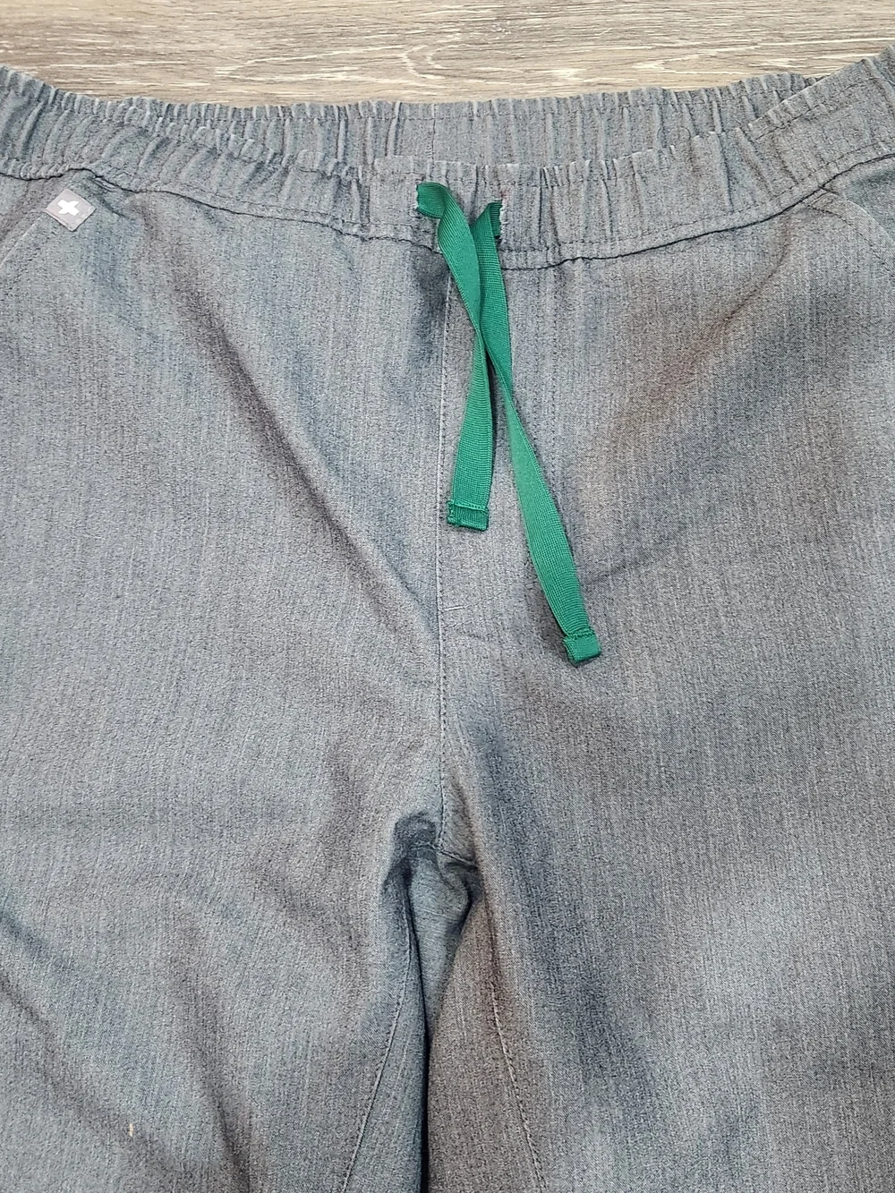 Figs Men's Gray Jogger Scrub Pants with Green Drawstring Size M